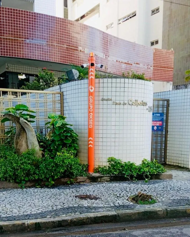 Totem de segurança do Grupo OKSEG instalado na entrada de um condomínio