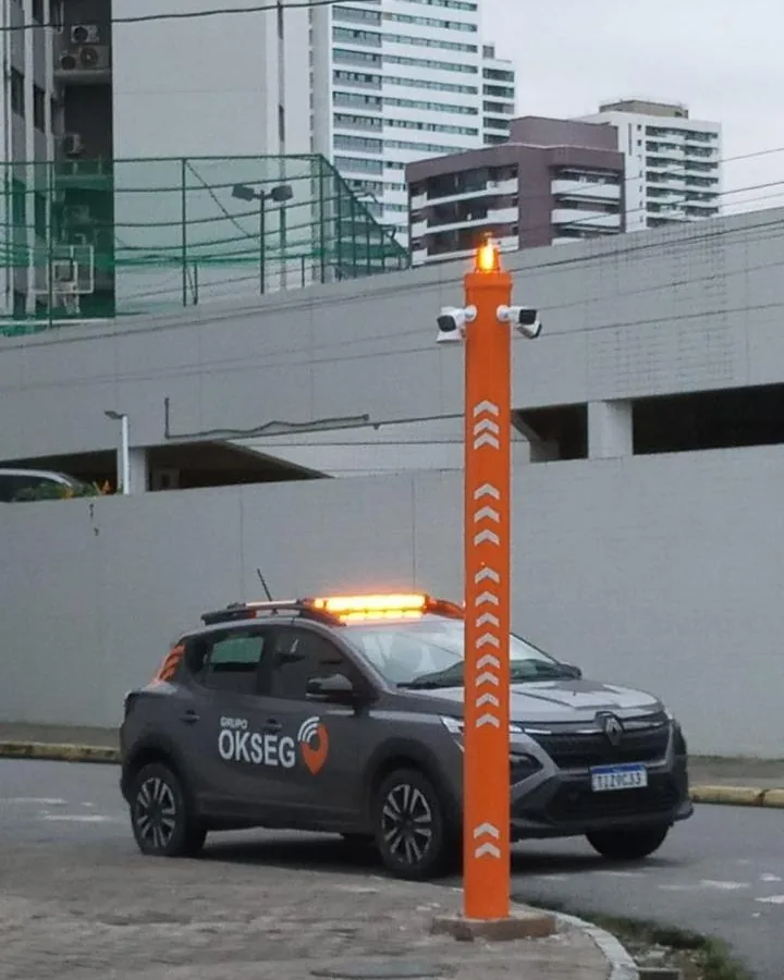 Totem de segurança e viatura do Grupo OKSEG monitorando uma via urbana