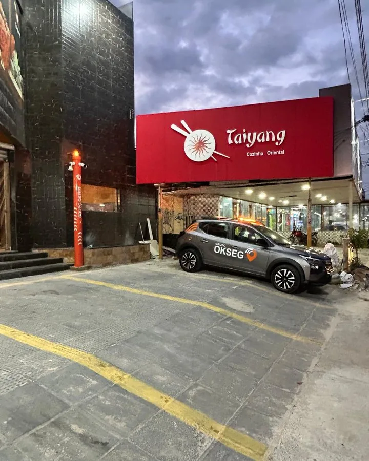Totem de segurança do Grupo OKSEG instalado em frente a um comércio