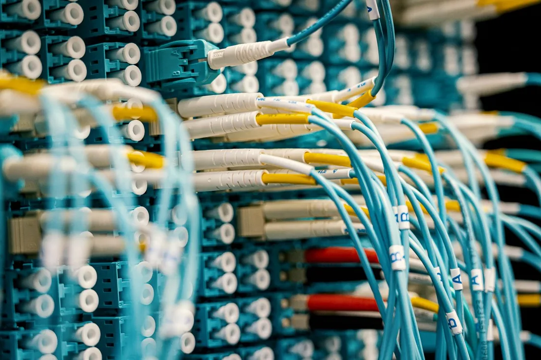 Fotografia ilustrativa de conexões de fibra óptica