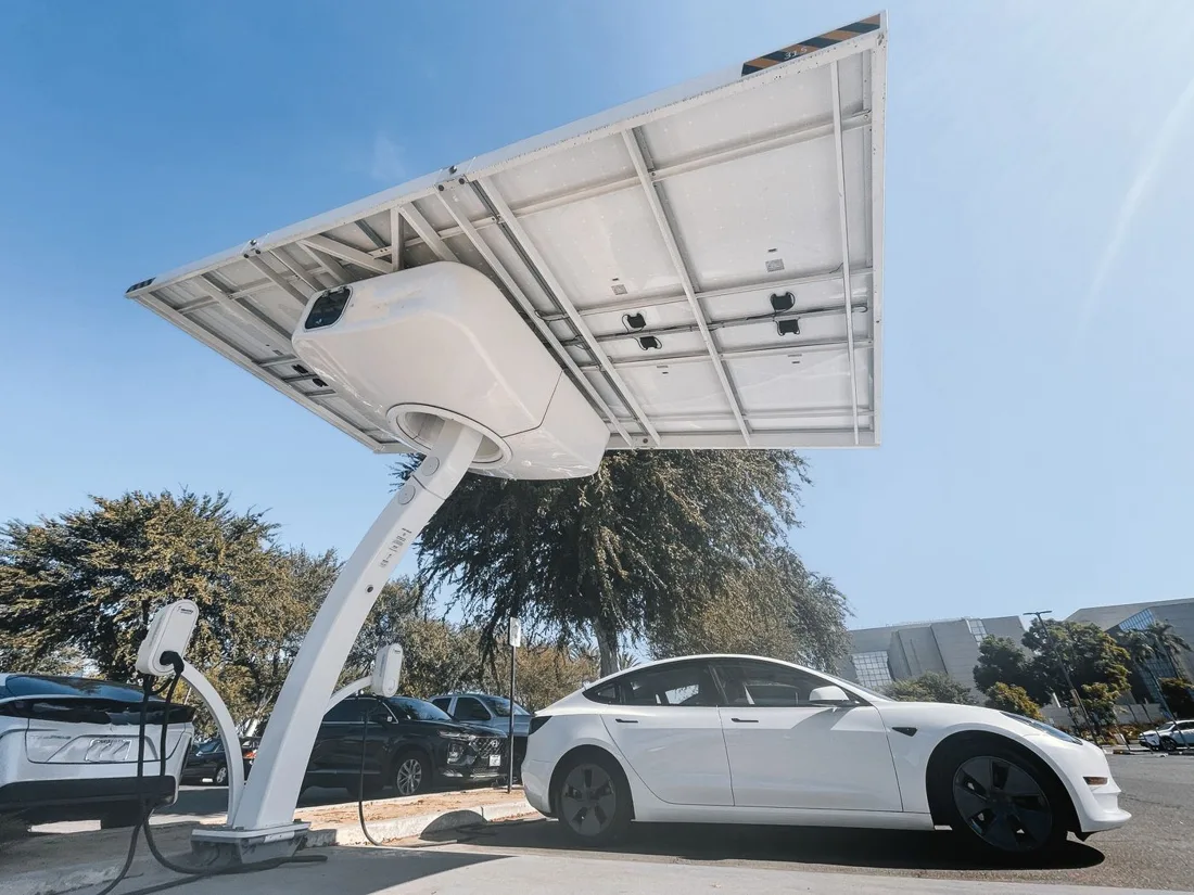 Fotografia ilustrativa de uma estação de recarga para veículos elétricos